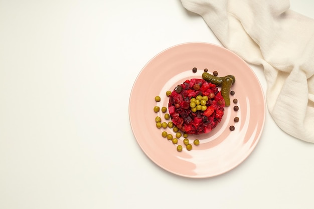 Тарелка с авторским блюдом на пастельном фоне